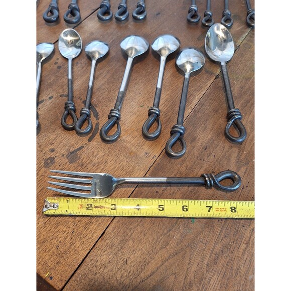 Vintage Twist & Shout 18/10 Stainless Steel Flatware Silverware 20 PCs Serves 4 - Picture 12 of 13